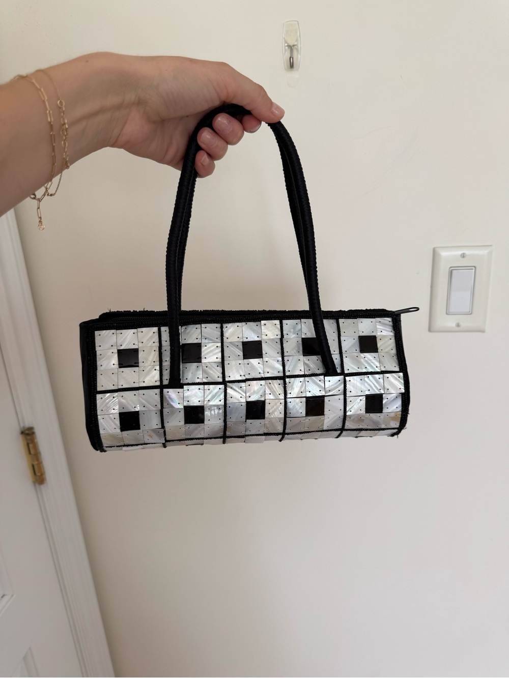 Vintage Womens Black & White Mother of Pearl Shell Barrel Seed Beads Handbag